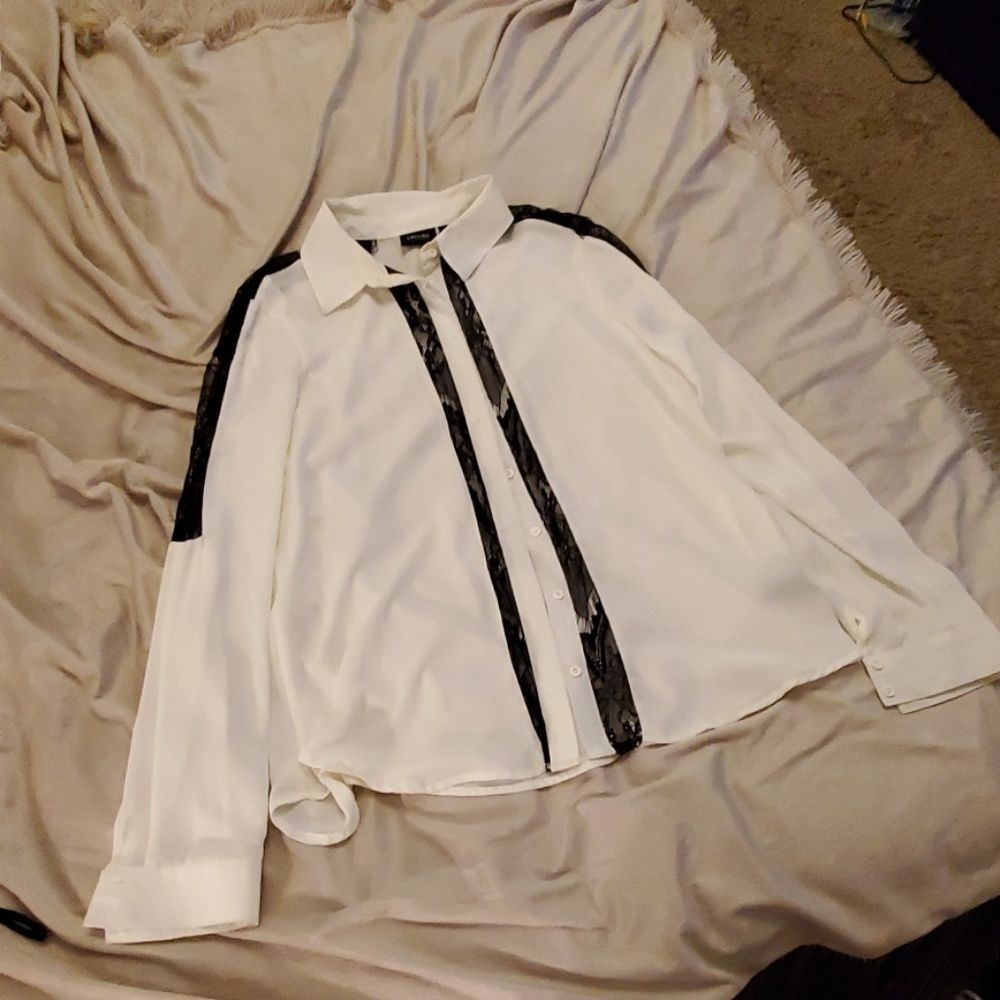 NWOT--beautiful Nicole white blouse with blk lace